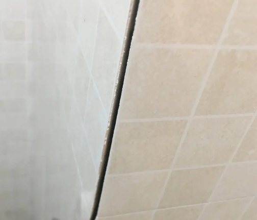 丽江市瓷砖空鼓维修公司分享阳台瓷砖脱落的修复过程可以分为以下几个步骤