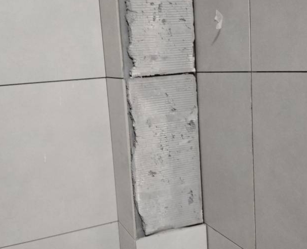 丽江市瓷砖空鼓维修公司分享下瓷砖施工前基层浇水润湿程度不足，可能导致以下问题